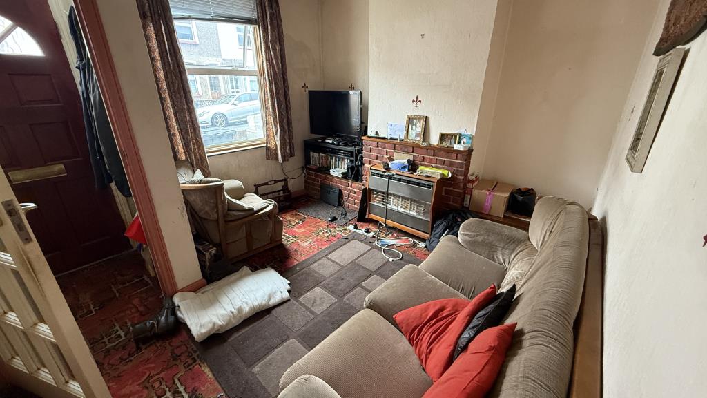 Lot: 56 - TERRACED HOUSE FOR REFURBISHMENT - Internal image of front reception room